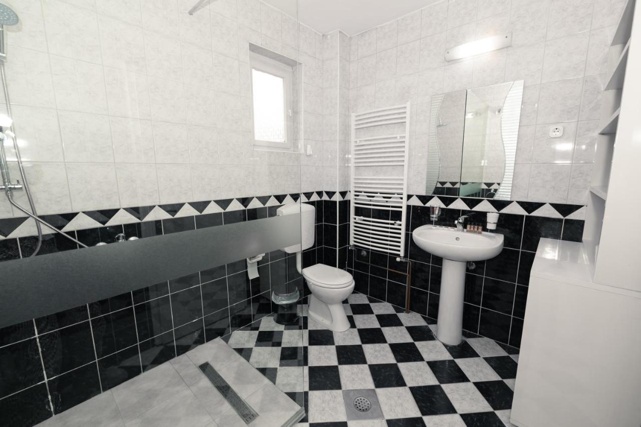 Guest House La Baja Ohrid Bagian luar foto