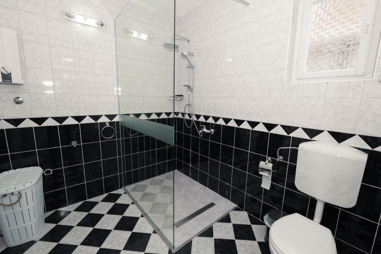 Guest House La Baja Ohrid Bagian luar foto